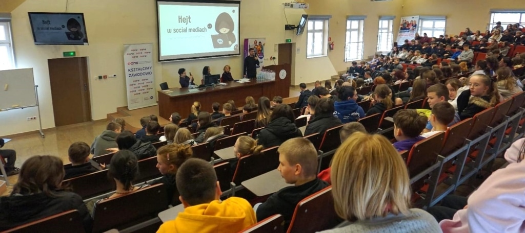 Uczestnicy Dnia Bezpiecznego Internetu w PANS Jarosławiu słuchają wykładu.