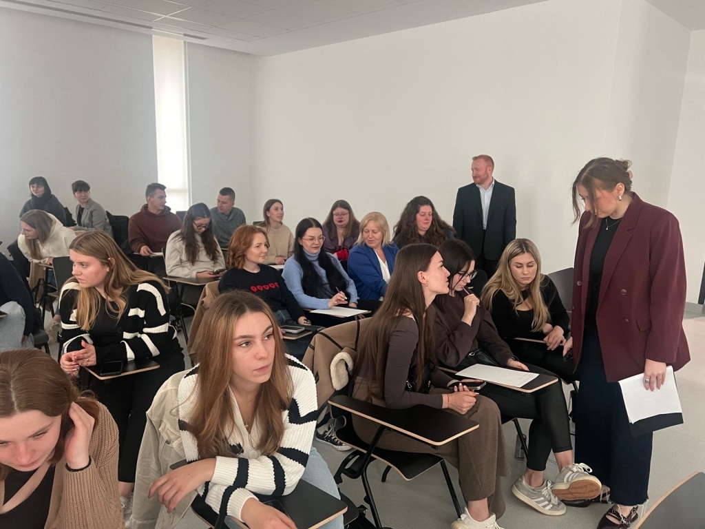 Studenci na warsztatach „AML Cafe dla Studentów” w sali wykładowej.