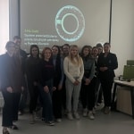 Grupa studentów na warsztatach „AML Cafe dla Studentów” w Polsce.