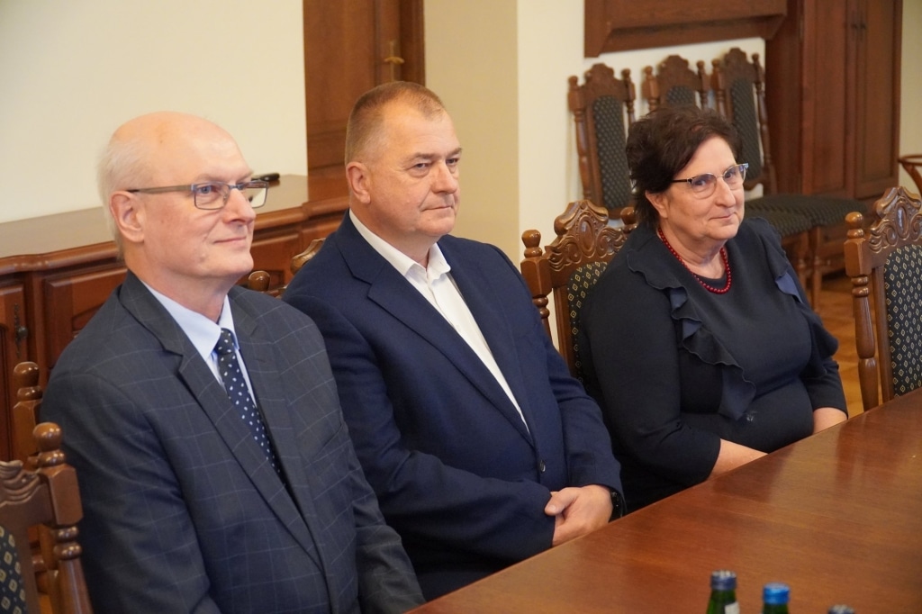 Porozumienie Uczelni z Starostwem Powiatu Jarosławskiego: trzej przedstawiciele siedzą przy stole