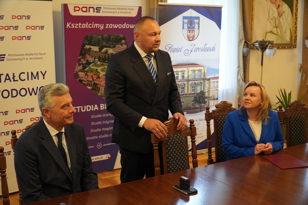 Uczestnicy porozumienia między Uczelnią a Starostwem Powiatu Jarosławskiego przy stole.