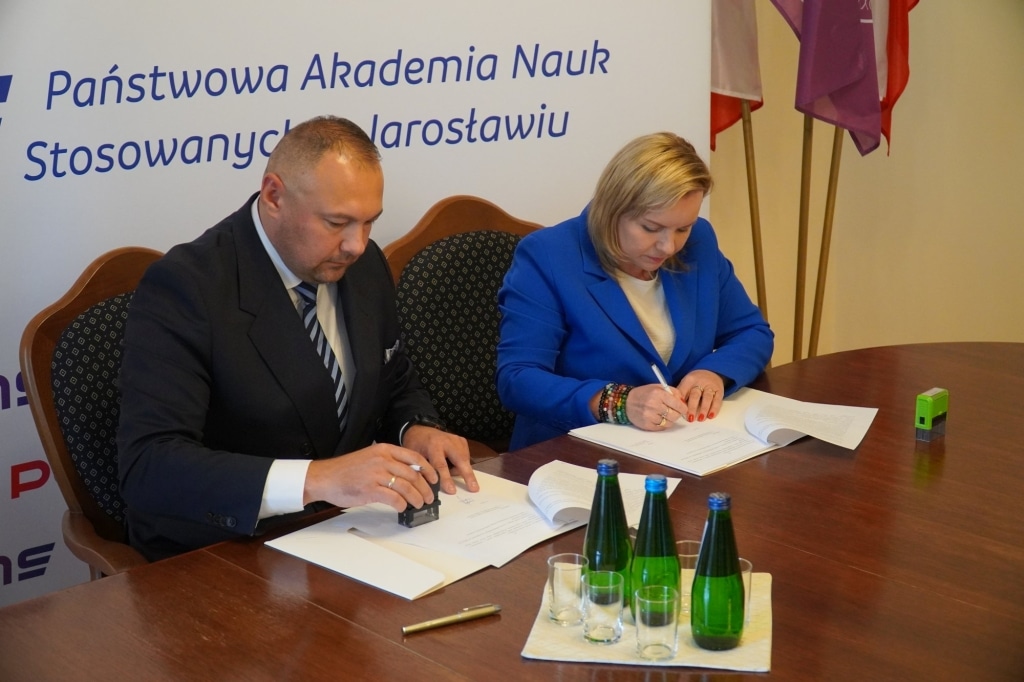 Podpisanie porozumienia między Uczelnią a Starostwem Powiatu Jarosławskiego.