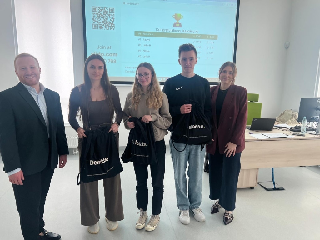 Uczestnicy warsztatów AML Cafe dla studentów Deloitte z nagrodami