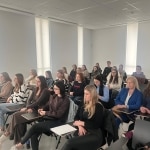 Studenci na warsztatach „AML Cafe dla Studentów” w sali wykładowej.