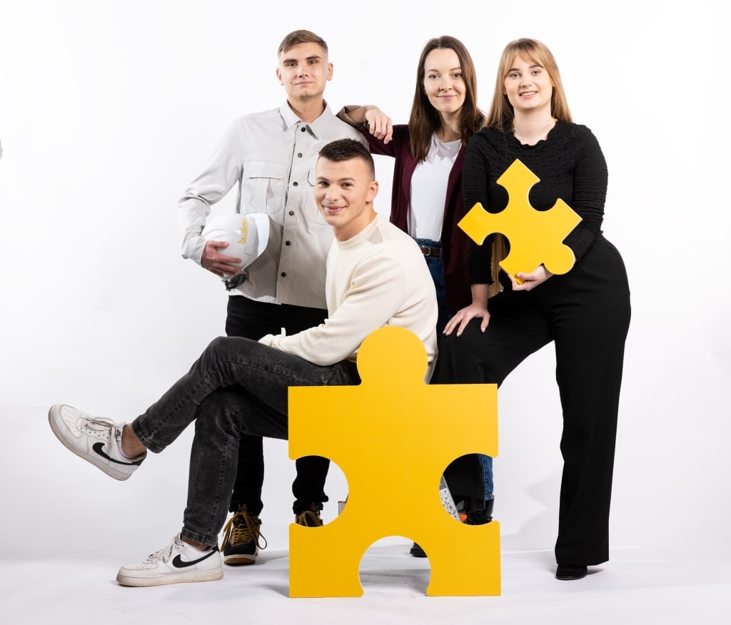 Zespół Budimex z żółtymi puzzlami, płatne praktyki