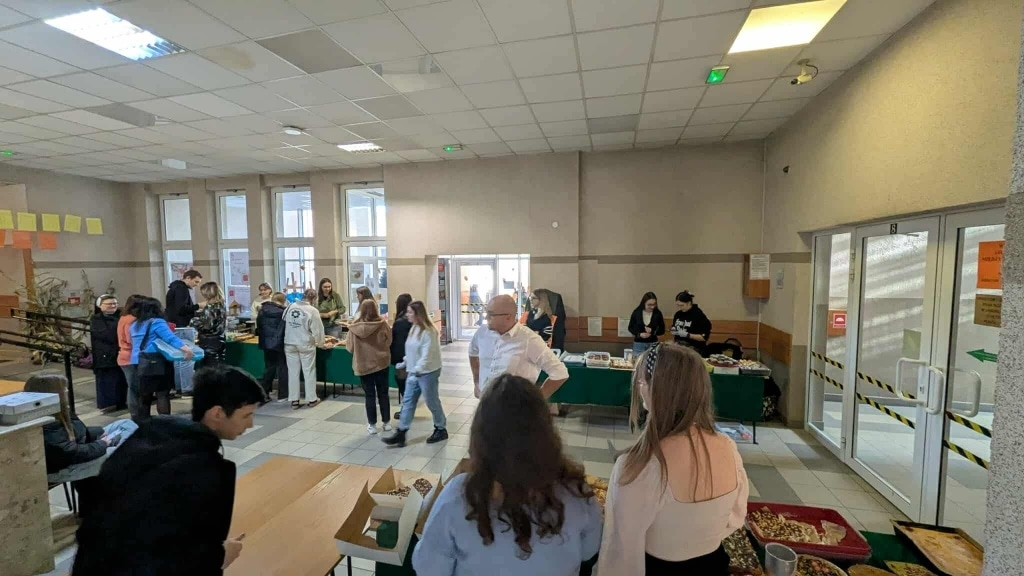 Kiermasz ciast na Wydziale Humanistycznym PANS w Jarosławiu – studenci i wykładowcy przy stoiskach.
