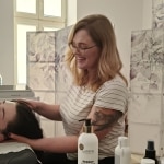 Szkolenie z masażu twarzy Kobido: masażystka wykonuje zabieg na twarzy klientki.
