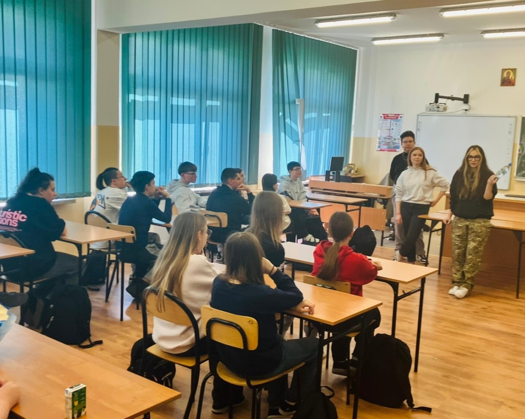 Młodzież uczestniczy w zajęciach profilaktycznych o stresie w szkole.