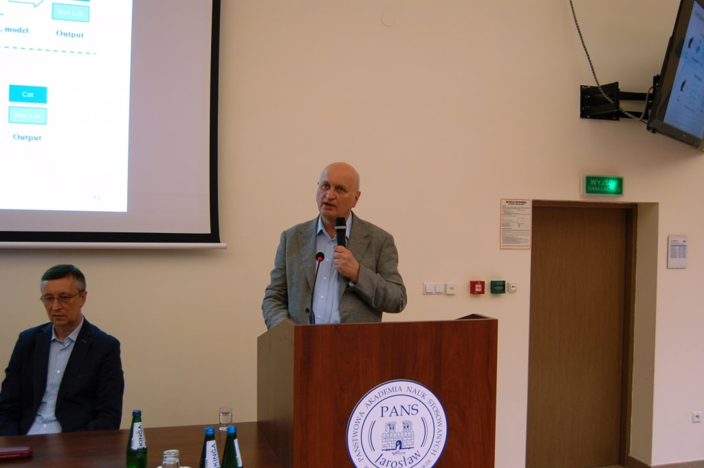 Mężczyzna przemawia na konferencji naukowej „Aktywność podmiotów gospodarczych”