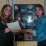 Zuzanna Gąska odbiera różę na wernisażu fotograficznym