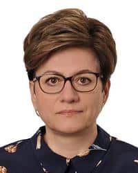 Portret Haliny Kot w okularach, uśmiechnięta