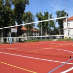 Nowe, czerwone boisko wielofunkcyjne z kortem tenisowym i siatkówką