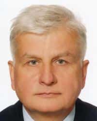 Portret Andrzeja Kosa, mężczyzny z siwymi włosami i niebieskimi oczami.