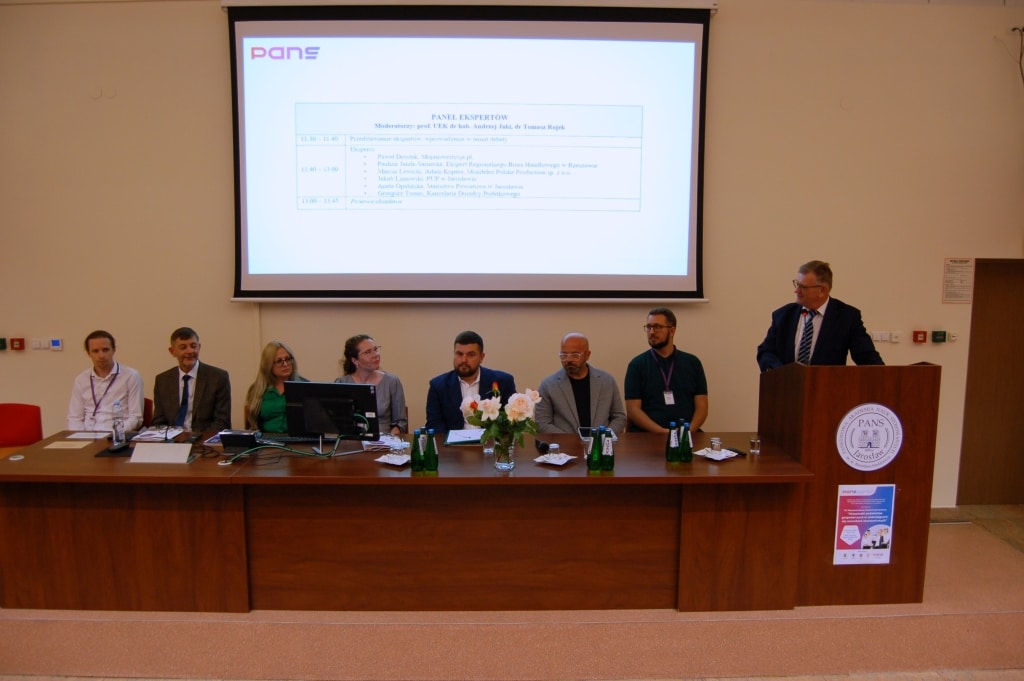 Panel ekspertów VIII Międzynarodowej Konferencji Naukowej PANS w Sanoku.