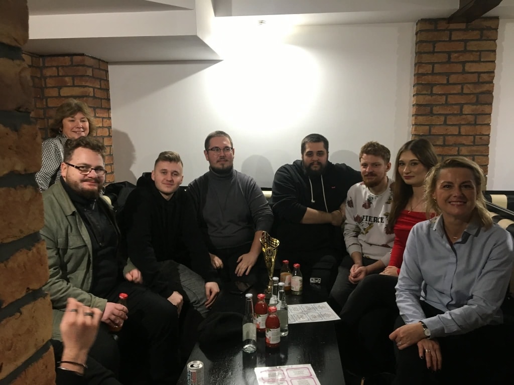 Grupa osób pozuje do zdjęcia w pomieszczeniu, z prof. Maczyńską po lewej.