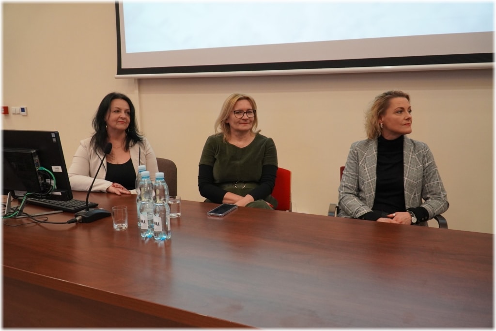 Ewa Kłak-Zarzecka i uczestniczki warsztatów dziennikarskich