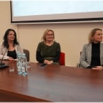 Ewa Kłak-Zarzecka podczas warsztatów dziennikarskich z innymi uczestniczkami.