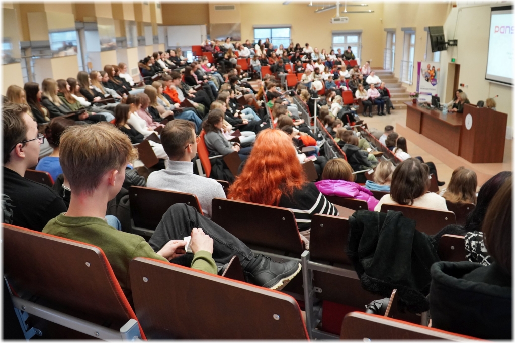 Uczestnicy warsztatów dziennikarskich z Ewą Kłak-Zarzecką w sali wykładowej.