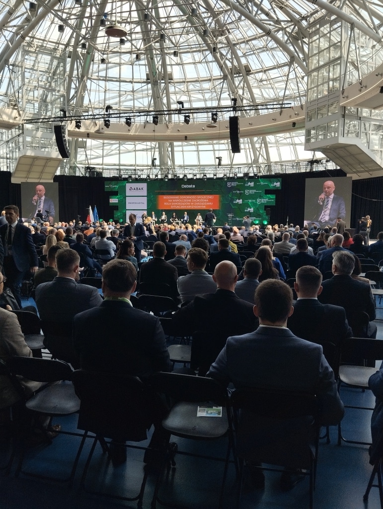Uczestnicy kongresu bezpieczeństwa Polski siedzą na sali konferencyjnej.