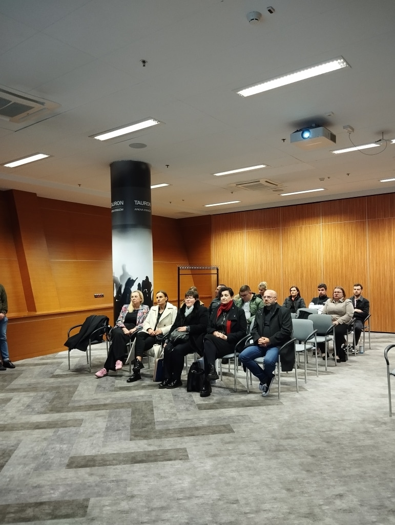 Grupa osób na wizycie studyjnej w TAURON Arena Kraków
