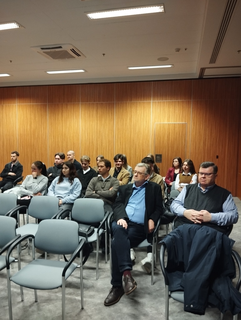 Uczestnicy wizyty studyjnej w TAURON Arena Kraków siedzą na sali wykładowej.