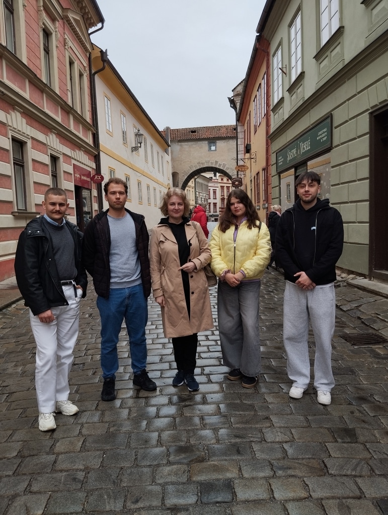 Studenci zarządzania VŠTE w Czeskich Budziejowicach na ulicy w Czeskim Krumlovie