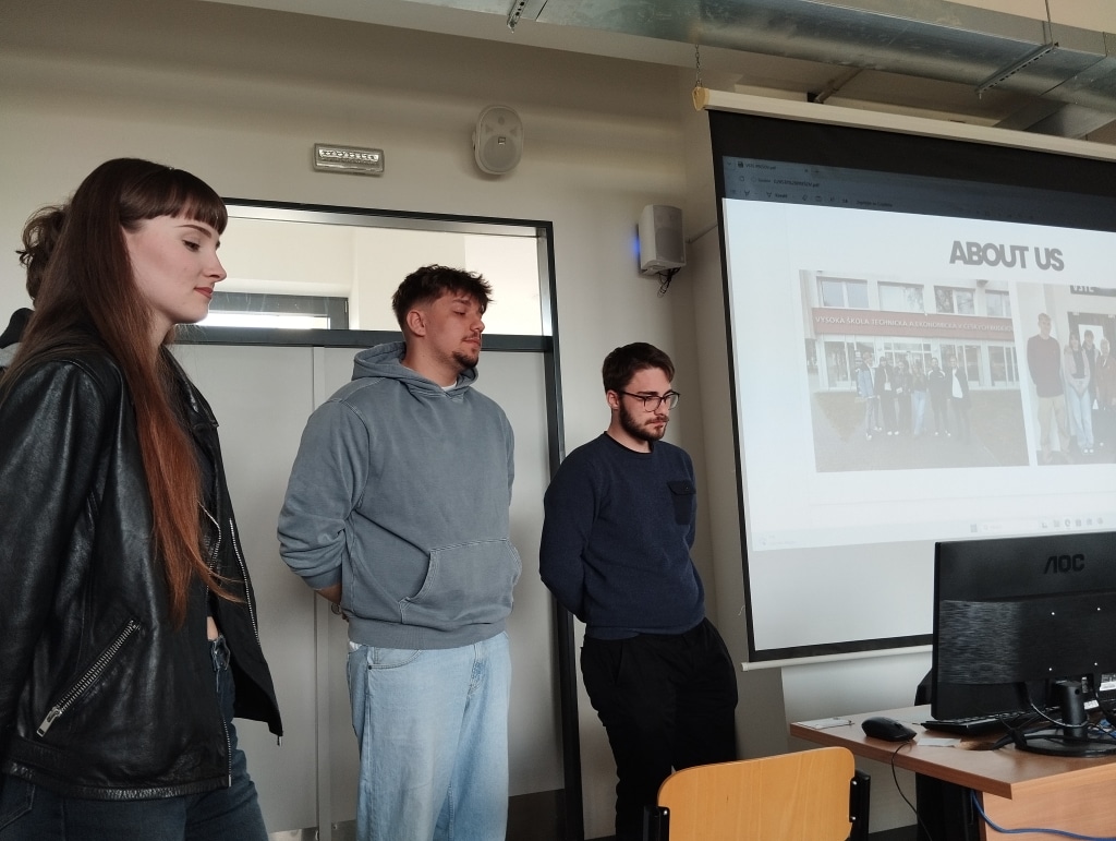 Studenci zarządzania prezentują projekt na uczelni Vysoká Škola Technická a Ekonomická.