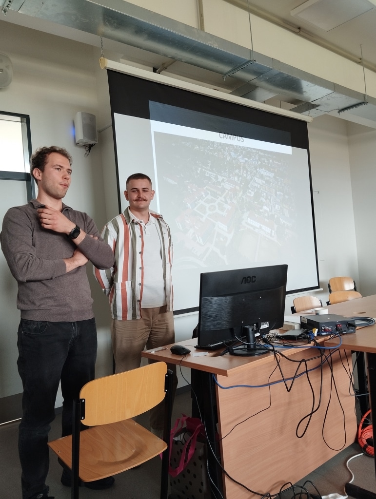Studenci kierunku zarządzanie prezentują projekt na uczelni.