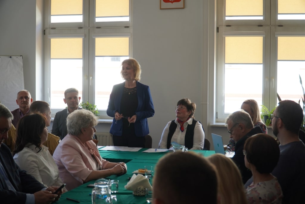 Kobieta przemawia na spotkaniu Rad Pracodawców na Wydziale Ekonomii i Zarządzania.