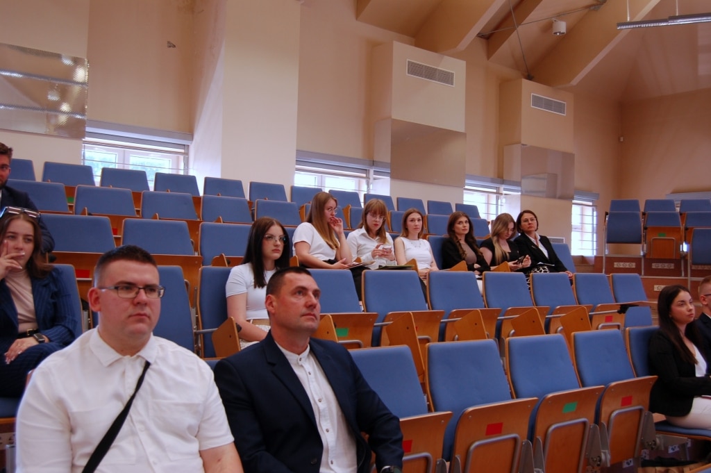 Uczestnicy konferencji naukowej „Aktywność podmiotów gospodarczych” siedzą na widowni.