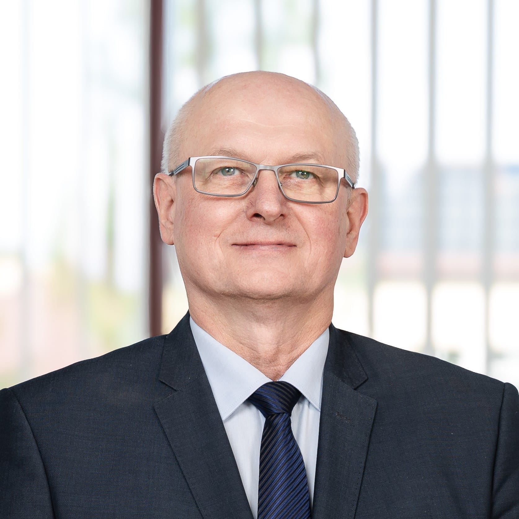 Portret starszego mężczyzny w okularach i garniturze