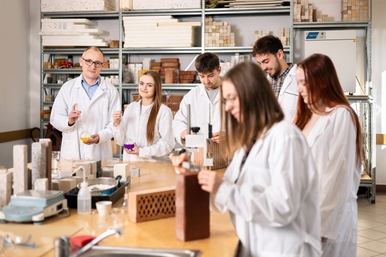 Studenci budownictwa w laboratorium badają materiały budowlane