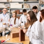 Studenci budownictwa w laboratorium badają materiały budowlane.