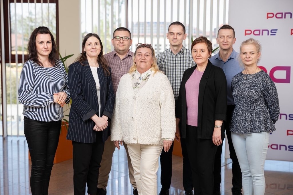 Zespół PANS: siedem osób stojących razem, dwie kobiety z przodu, pięciu mężczyzn z tyłu.