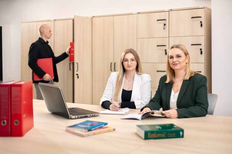 Zespół finansistów i księgowych w biurze