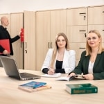 Zespół finansistów i księgowych w nowoczesnym biurze