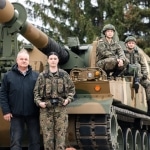 Studenci Bezpieczeństwa Wewnętrznego z czołgiem, dbając o bezpieczną przyszłość.