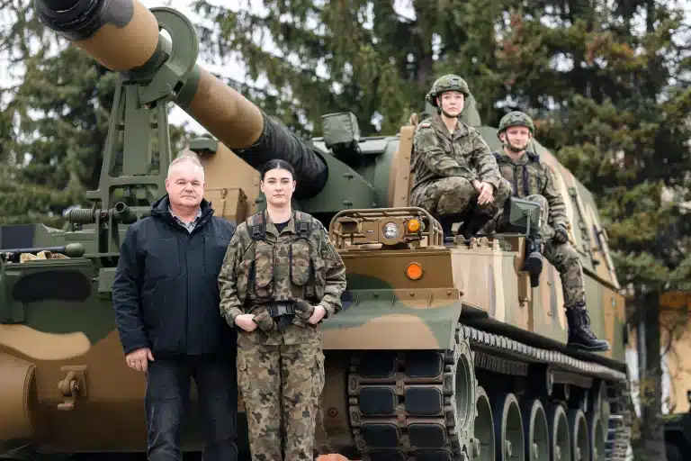 Żołnierze na tle czołgu, symbol bezpieczeństwa wewnętrznego i obronności Polski.