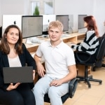 Kobieta i student informatyki w sali komputerowej w Polsce.