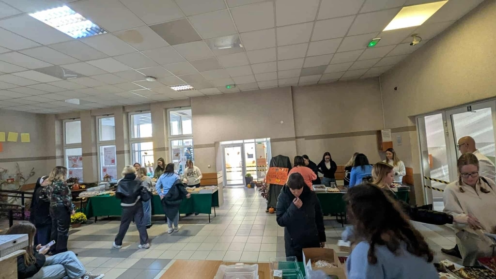 Kiermasz ciast na Wydziale Humanistycznym PANS w Jarosławiu, studenci sprzedają domowe wypieki.
