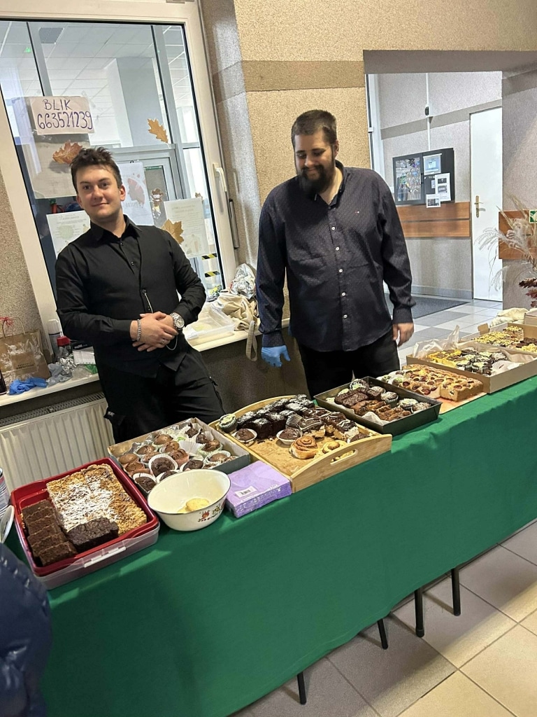 Kiermasz ciast na Wydziale Humanistycznym PANS w Jarosławiu z dwoma sprzedawcami.