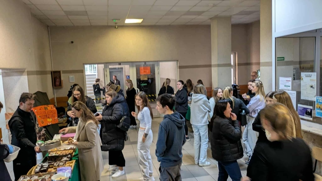Kiermasz ciast na Wydziale Humanistycznym PANS w Jarosławiu: studenci przy stoiskach.