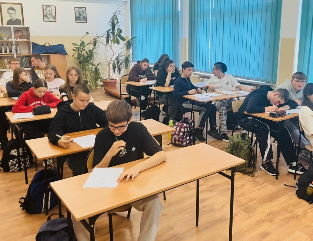 Młodzież na zajęciach profilaktycznych „Stresory i potrzeby” w sali lekcyjnej