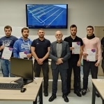 Uczestnicy warsztatów Transsystem-EPLAN odbierają certyfikaty na tle ekranu z wizualizacją.