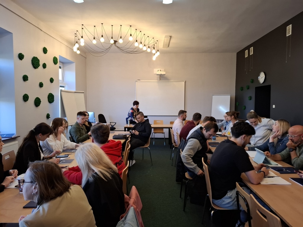 Uczestnicy szkolenia z audytu wewnętrznego ISO 9001 w sali konferencyjnej.