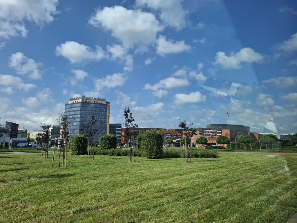 Nowoczesny budynek biurowy i centrum handlowe w Rzeszowie.
