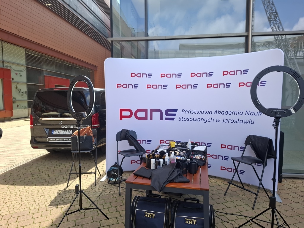 Pokaz Mody PANS Rzeszów: strefa makijażu i fryzur z ringami.