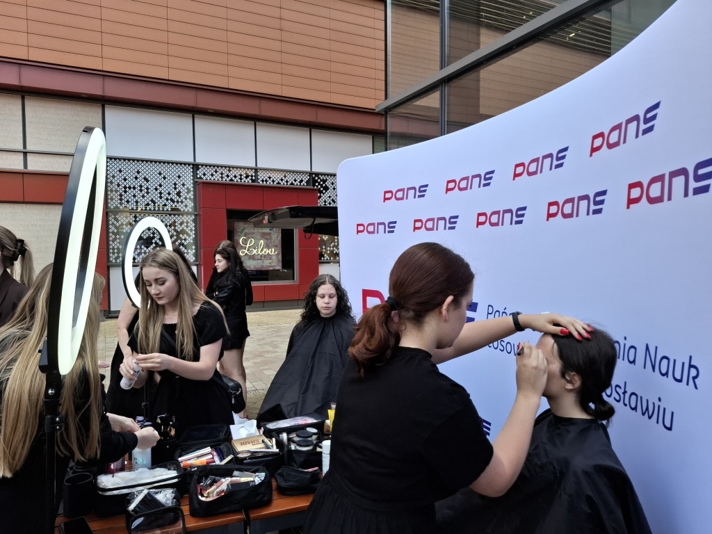 Pokaz mody Mediolan w Rzeszowie: makijażystki przygotowują modelki.