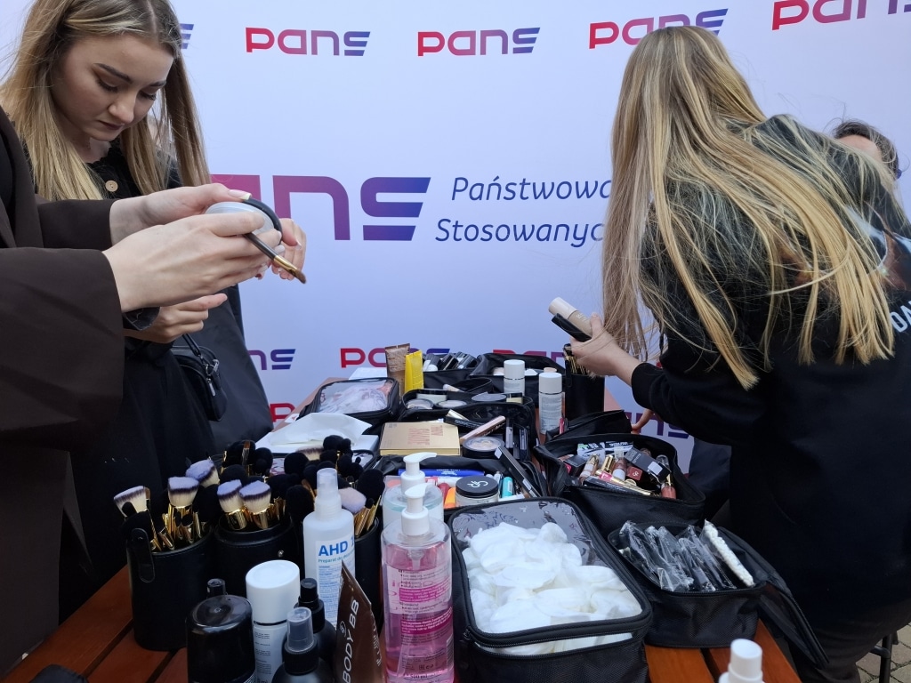 Pokaz mody Mediolan w Rzeszowie: przygotowania makijażystek.