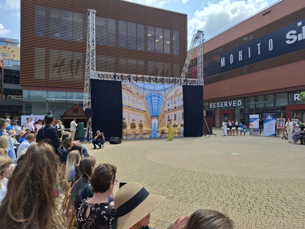 II Integracyjny Pokaz Mody "Mediolan w Rzeszowie" - scena z ekranem i widzami